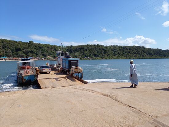Ehe es Richtung Ushongo Beach geht, müssen wir noch den Pangani Fluss überqueren.