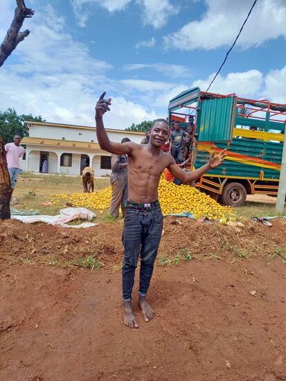 Er stellt sich in Pose und wünscht fotografiert zu werden  - Hakuna matata - kein Problem  