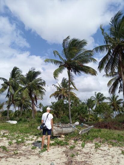 Matthias inspiziert einen Einbaum.