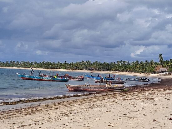 Direkt vor dem Dorf liegen die Fischerboote.