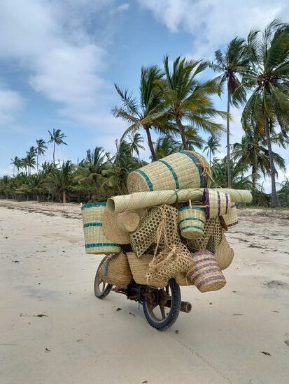 Was für ein cooles Gefährt. Ein älterer Herr hatte allerhand im Angebot.  Ich hätte ihm auch gern etwas abgenommen, aber er hat es mit dem Muzungo Preis übertrieben.