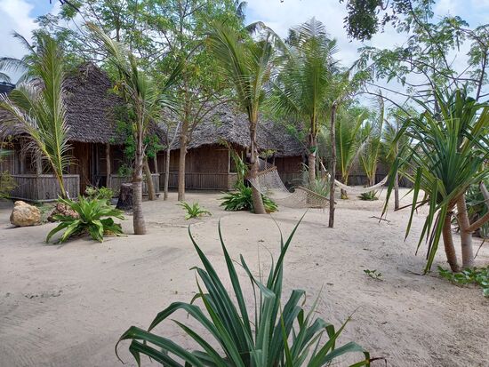 In unmittelbarer Nähe zum Fischerdorf entdecken wir diese Lodge. Diese Hütten werden für 30$/ Person und Nacht mit Frühstück angeboten.  Ich komme mit dem Besitzer ins Gespräch und so zeigt er uns die Hütten.  Ich muss sagen,  diese Unterkunft ist eine günstige Alternative zu unserem Hotel.