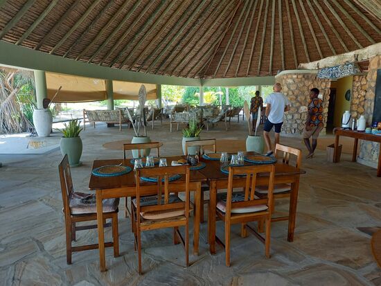 Der Bereich zum Speisen - mit Blick auf Palmen und Meer