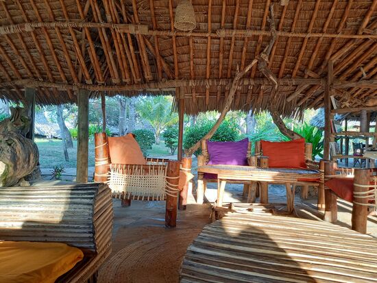 Ein älterer Italiener nimmt uns freundlich mit einem kühlen Saft und etwas Obst in Empfang.  Er ist der Eigentümer dieser Anlage. Man beachte die Verarbeitung des Daches.  Alles ist aufwendig mit Sisal verschnürt.