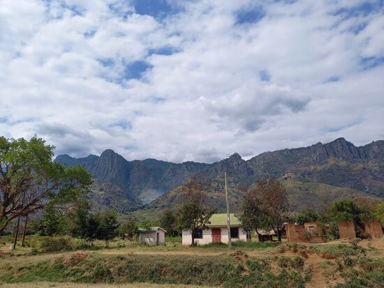 Wir sehen noch einmal die Usambara Berge und den Irente View Point.  Von dort oben haben wir auf die riesige Ebene die wir gerade queren, geschaut.