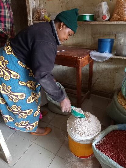 Die Mischung für das Porridge ist bereits gemahlen. Die Maßeinheit ist ein Eimer voll  