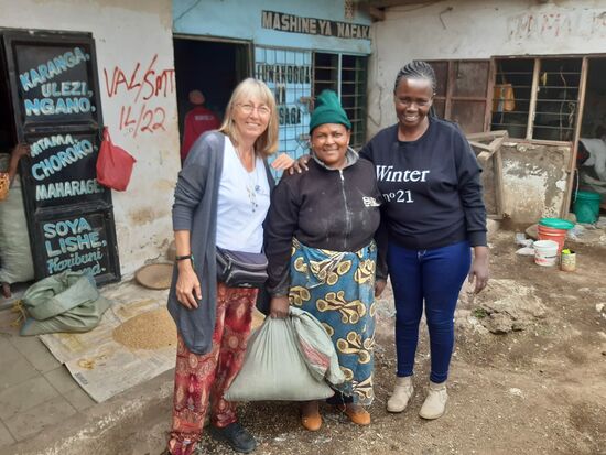 Jetzt können wir uns auf den Weg machen.  Dieser Sack Porridge kostet 100.000 TZS, das sind ca. 38€. Damit bekommen 80 Kinder vier mal ein Porridge zum Frühstück,  was nicht selten die einzige Mahlzeit am Tag ist.