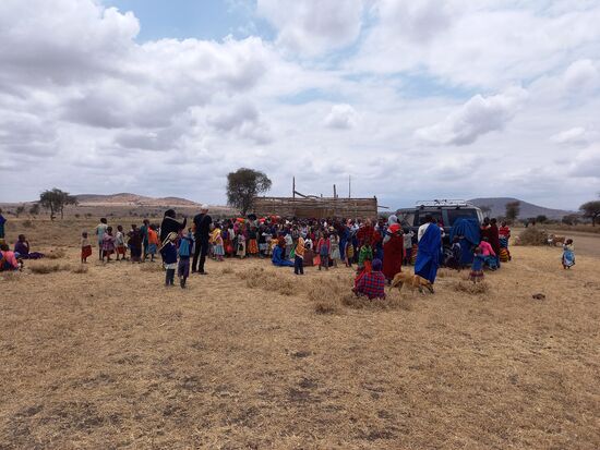 Unzählige Massai haben sich vor der Schule versammelt.