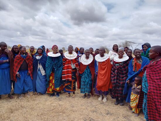 Die Massai Frauen empfangen uns mit Gesang. Viele haben ein Kind dabei, entweder auf dem Rücken oder im Bauch.