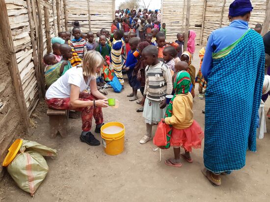 Ich verteile das Porridge  - die Anzahl der hungrigen Kinder scheint endlos.