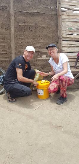 Dann vierteln wir die Orangen, damit möglichst viele Kinder etwas abbekommen.