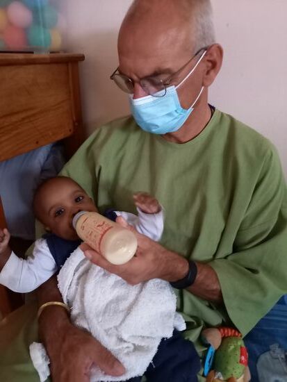 Bei so vielen Babys die hungrig sind,  wird auch Matthias sofort eingespannt.