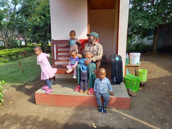 Als wir uns für heute verabschieden,  steht der leere Koffer schon beim Wächter und die Kinder rufen "bye, bye"  -