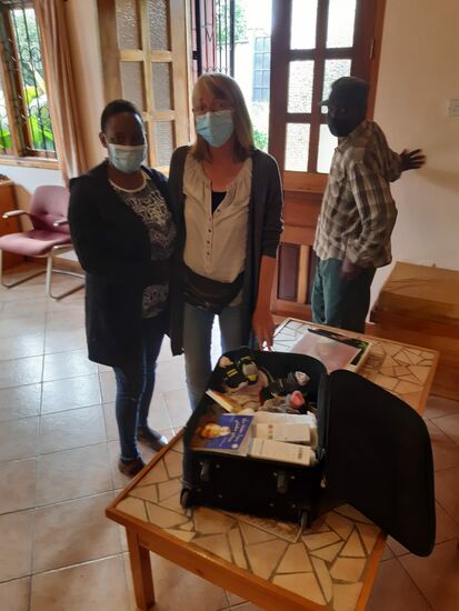 Einen Koffer voll Spenden