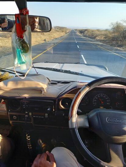 Die ersten zwei Stunden geht es zügig auf einer gut ausgebauten Straße voran.