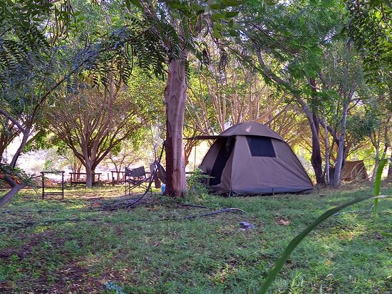 Unser Zelt steht schön schattig. Ausser uns gibt e s nur zwei weitere Gäste.