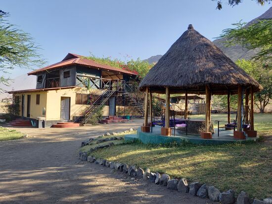 Das Haupthaus und davor ein Rondel als gemütlicher Sitzplatz.