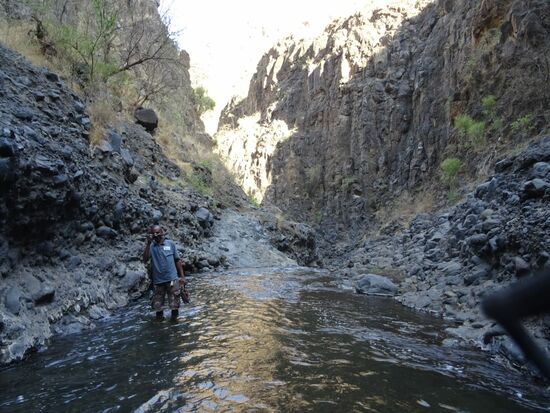 Um zum Wasserfall zu gelangen,  muss der Fluss mehrmals durchquert werden.