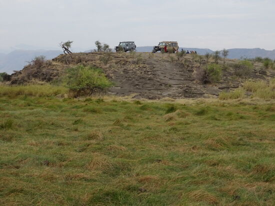 Gut gestärkt wandern wir Richtung See. An den Fahrzeugen haben sich derweil Massai Frauen versammelt, die uns später ihren Schmuck anbieten.
