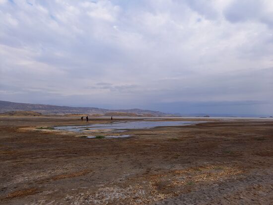 Eine riesige Salzkrustenlandschaft liegt vor uns und verleiht dem ganzen seinen eigenen Reiz.