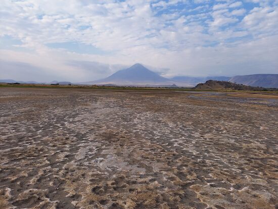 In der Ferne ist der Vulkan zu sehen.