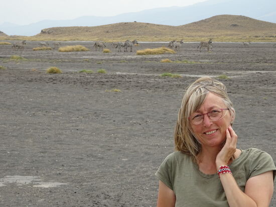 Auf unserem Spaziergang kommen wir den Gnus und auch Zebras sehr nah.