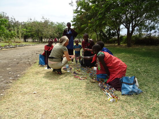 Im Camp warten weitere Frauen und ich leiste weitere Entwicklungshilfe...