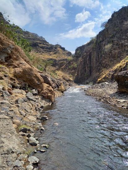 Dort geht es zum Wasserfall
