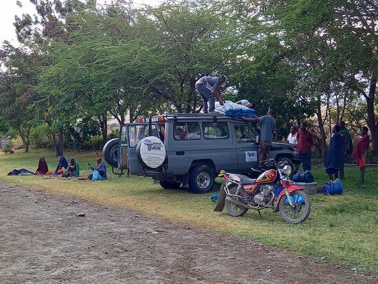 Gegen 6:30 Uhr wird das Auto gepackt. Daneben sitzen bereits wieder ein paar Massai Frauen die Schmuck verkaufen möchten. Dieses Mal kaufe ich jedoch nicht. Anstelle dessen verschenke ich Seife, worüber sie sich sehr freuen.