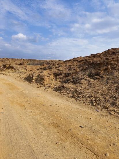 Wenig später sind wir auf staubigen Pisten unterwegs.