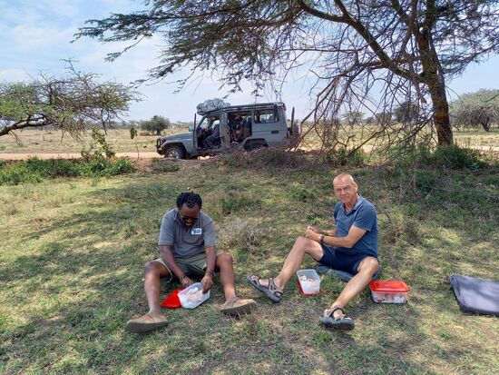 Mittags machen wir Picknick. Die Landschaft wird langsam etwas grüner.