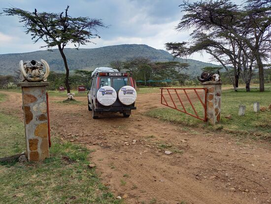 Nachmittags erreichen wir nach 160km das Tor der nördlichen Serengeti.