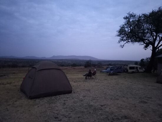 Es wird dunkel und kalt, dazu weht kräftiger Wind.