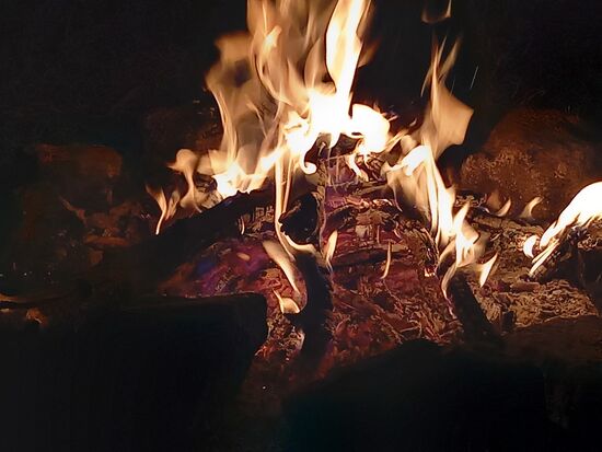 Ehe wir uns mehrere Sachen übereinander ziehen und komplett im Schlafsack verschwinden,  wärmen wir uns am Lagerfeuer auf. Vor uns liegt eine kalte Nacht.
Lala salama