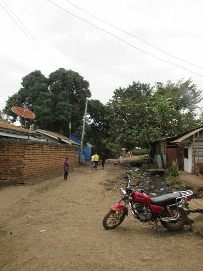 Wir queren ein kleines Dorf und bekommen einen kleinen Eindruck vom Leben der Einheimischen.