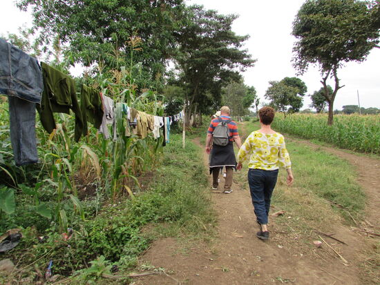 Entlang von Feldern gehen wir weiter
