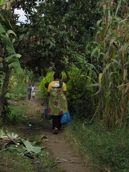 Überall begegnen uns Einheimische und es heißt "Mambo" und wir antworten "Boa"
Besonders die Kinder sind neugierig und folgen uns manchmal einige Schritte.
