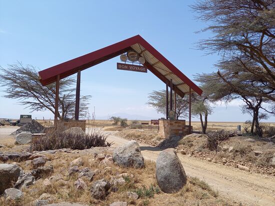 Dieses Tor markiert die Grenze zwischen Serengeti und Ngorongo Park.