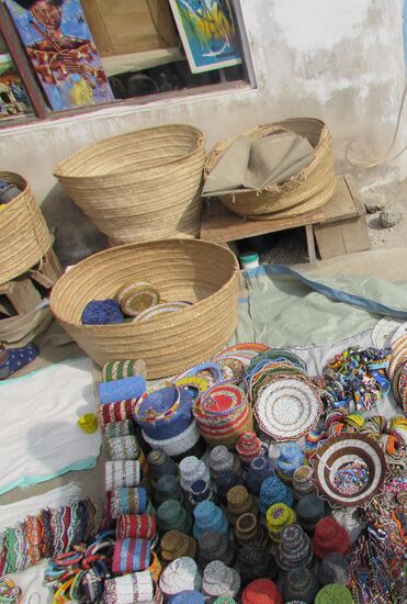 Die gesamte Ware wird an zig Ständen angeboten. Wir müssen uns zurück halten,  schließlich muss das alles irgendwie ins Gepäck passen.