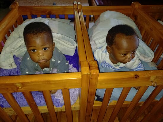 Zuerst gehen wir zu den Babys und helfen gleich beim Füttern.