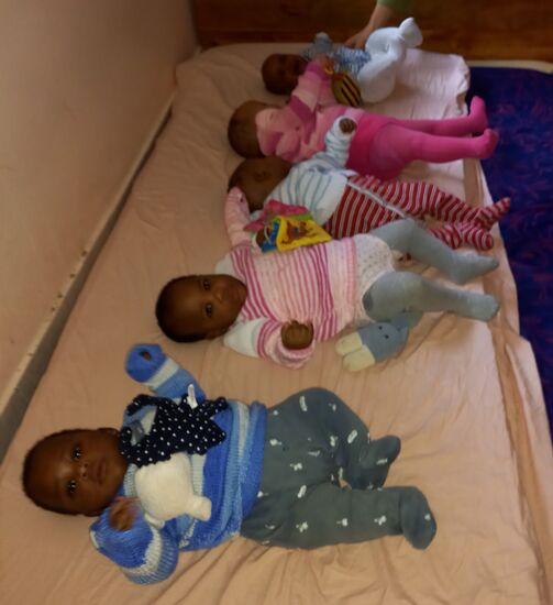 Die Großmutter von Jasmin hat den ganzen Winter Jacken, Pullis und Mützen für die Babys gestrickt. Die Kinder werden gleich zum Foto Shooting damit ausgestattet - wirklich süß. Darüber wird sich die Großmutter freuen.