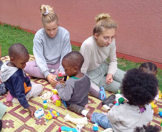 Ausser uns sind weitere Volontäre aus Deutschland,  Holland und Frankreich dort.