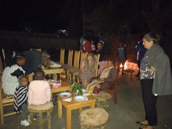 Es ist dunkel geworden ehe die Gäste kommen. Aber dann gibt es köstliches Essen und der Abend klingt am Lagerfeuer aus.