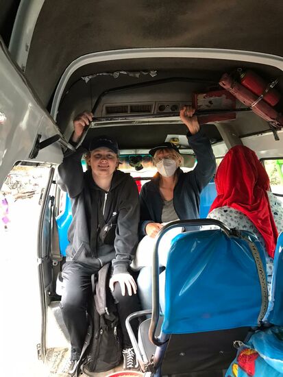 Mit dem Dalla Dalla zum Baby Haus. Es gibt keine Maskenpflicht im Bus. Ich trage sie aber , wenn er sich füllt.