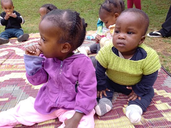 Die sind soo goldig - Krabbelgruppe
Man beachte die aufwendigen Flechtfrisuren der Mädchen.
