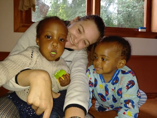 Jasmin wird gleich von zwei Kindern in Beschlag genommen.