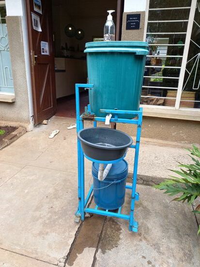 Vor jedem Geschäft befindet sich eine Gelegenheit zum Hände waschen.