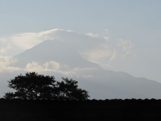 Gegen Abend zeigt sich dann endlich auch mal der Mount Meru. Er hat eine Höhe von 4566m und ist vom Hostel aus zu sehen 
Der Vulkan wird auch als der kleine Bruder des Kilimandscharo bezeichnet.