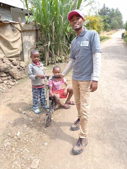 Dann treffen wir auf diese beiden Jungen und ich darf ein Foto machen.