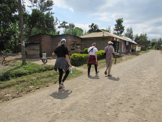Zunächst führt uns der Weg durch ein kleines Dorf.